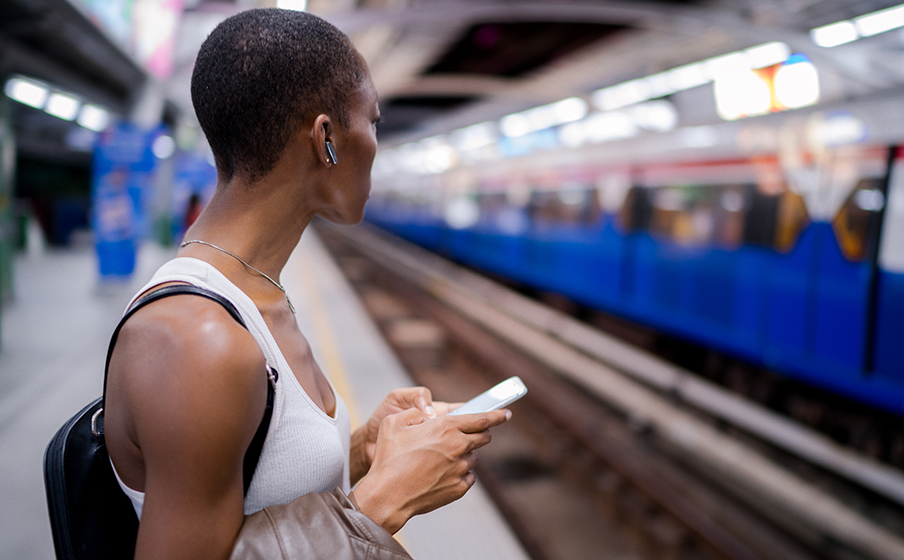 Up to 40 (8+32) hours of playtime with Wireless Charging